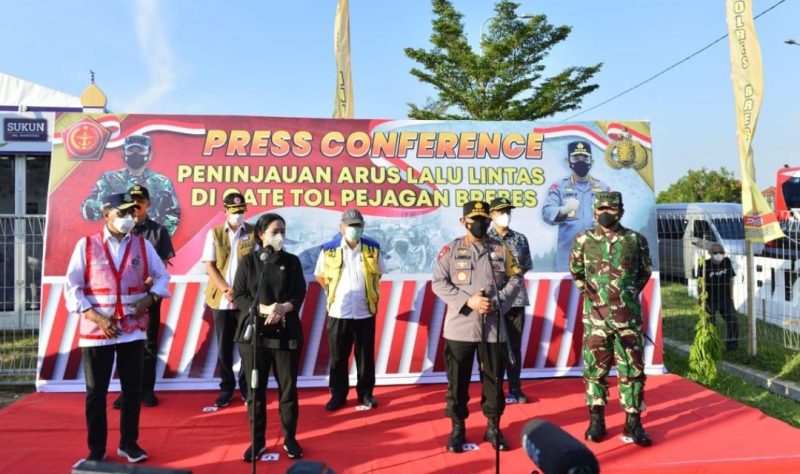 Kapolri Jenderal Polisi Listyo Sigit Prabowo melakukan peninjauan Operasi Ketupat 2021 di Pejagan, Brebes, Jawa Tengah, Minggu (9/5/2021).