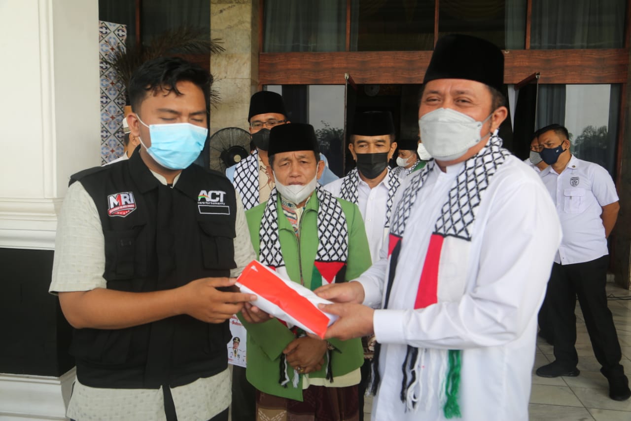 Aksi Solidaritas untuk Palestina: Herman Deru Gelar Salat Ghaib Berjemaah, Doa, dan Galang Bantuan Ambulans