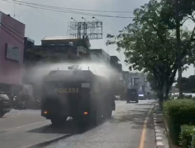 Palembang Zona Merah: Polda Sumsel Semprotkan Disinfektan