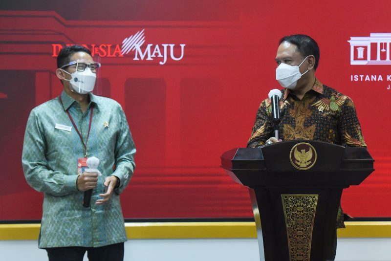 Menpora Zainudin Amali dan Menparekraf Sandiaga Uno memberikan keterangan pers usai Rapat Terbatas mengenai Persiapan Penyelenggaraan FIBA Asia Cup 2021 dan World Superbike 2021 Indonesia Grand Prix, Rabu (02/06/2021) siang