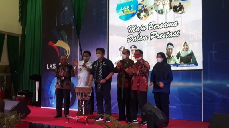 Ajang tahunan yang sangat ditunggu tunggu oleh seluruh siswa SMK yakni Ajang Lomba Kompetensi Siswa (LKS) tingkat SMK Provinsi Sumsel secara resmi digelar dengan tetap menerapkan protokol kesehatan yang ketat.