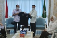 Ratu Dewa menerima kunjungan pengurus KORMI Palembang di ruang kerjanya Kamis,(10/6/2021).