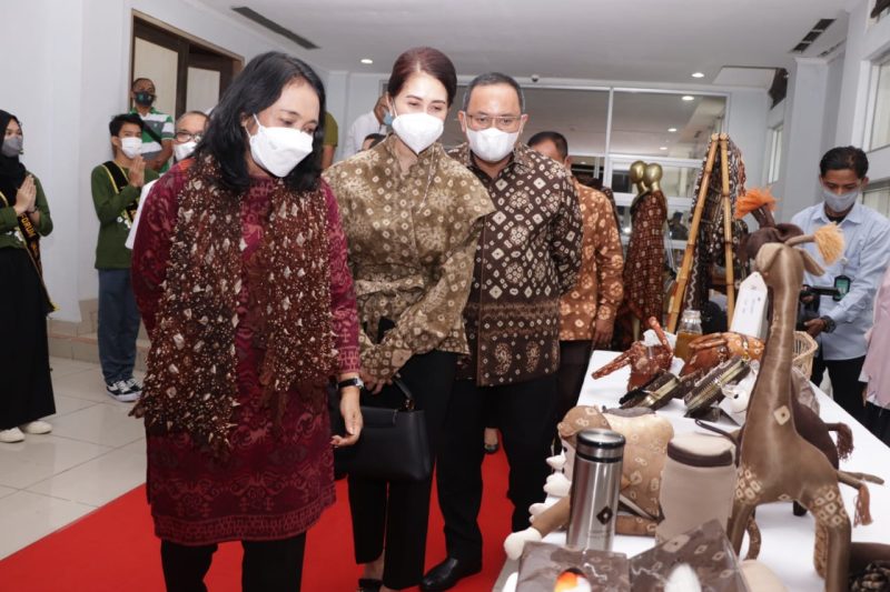 Menteri PPPA Bintang Puspayoga di sela menghadiri Peresmian dan Pengukuhan
Pengurus Pusat Pembelajaran Keluarga (PUSPAGA)
“Rumah Cinta” Kabupaten Musi Banyuasin Periode 2020 - 2023.