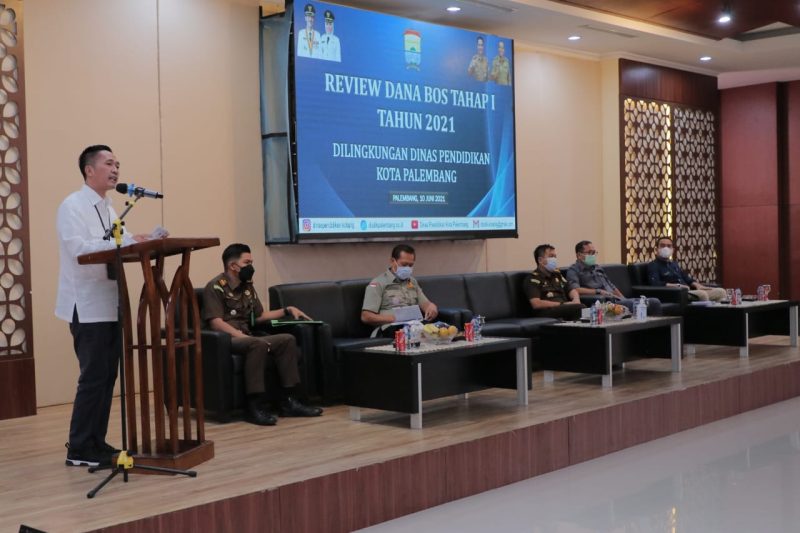 Sekretaris Daerah Kota Palembang, Ratu Dewa mengingatkan sekaligus mengimbau Kepada seluruh kepala sekolah baik di tingkat SD maupun SMP se Kota Palembang untuk hati-hati menggunakan dana bantuan operasional sekolah (BOS).