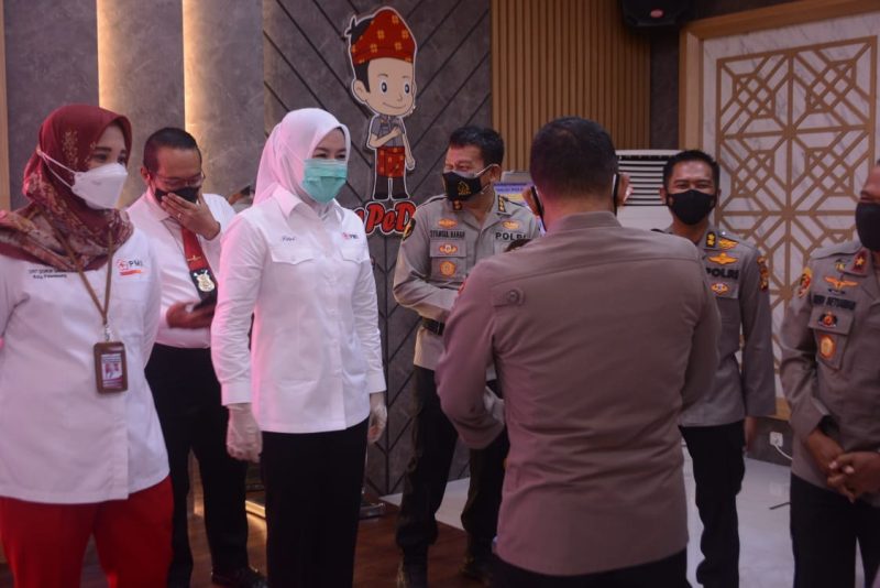 Dalam memperingati Hari Donor Darah Sedunia 14 Juni 2021, Wakil Walikota Palembang, Fitrianti Agustinda yang juga sekaligus Ketua Palang Merah Indonesia (PMI) Kota Palembang mengimbau kepada masyarakat untuk dapat lebih perduli terhadap sesama dalam mendonorkan darahnya.