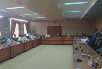 puluhan Kontraktor lokal menggelar audiensi dengan DPRD Kabupaten Muara Enim. Kedatangan mereka (Kontraktor) disambut Ketua DPRD Liono Basuki, Ketua Komisi Dwi, perwakilan Pokja, dan Asisten II. 