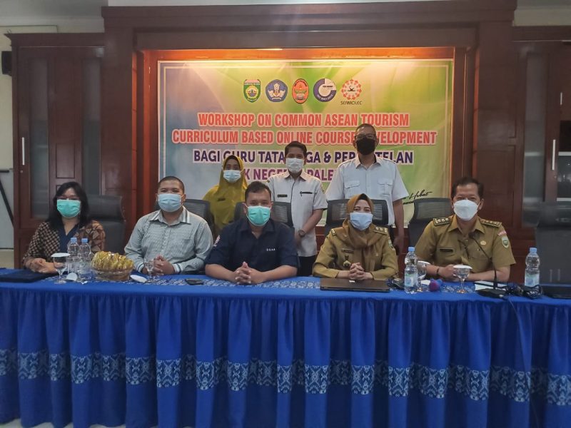 Sekolah terpilih dalam program Workshop on Common Asean Tourism Curriculum Based Online Course Development, yang diselenggarakan SEAMEO Regional Open Learning Center (SEAMOLEC) SMK Negeri 6 Palembang melaksanakan permodelan pembelajaran terbuka jarak jauh pada 2021 ini