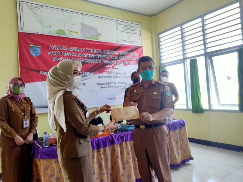 Serah terima jabatan antara Camat Sungai Pinang lama, Edi Rahmat ke Camat Baru Sri Yuharleni