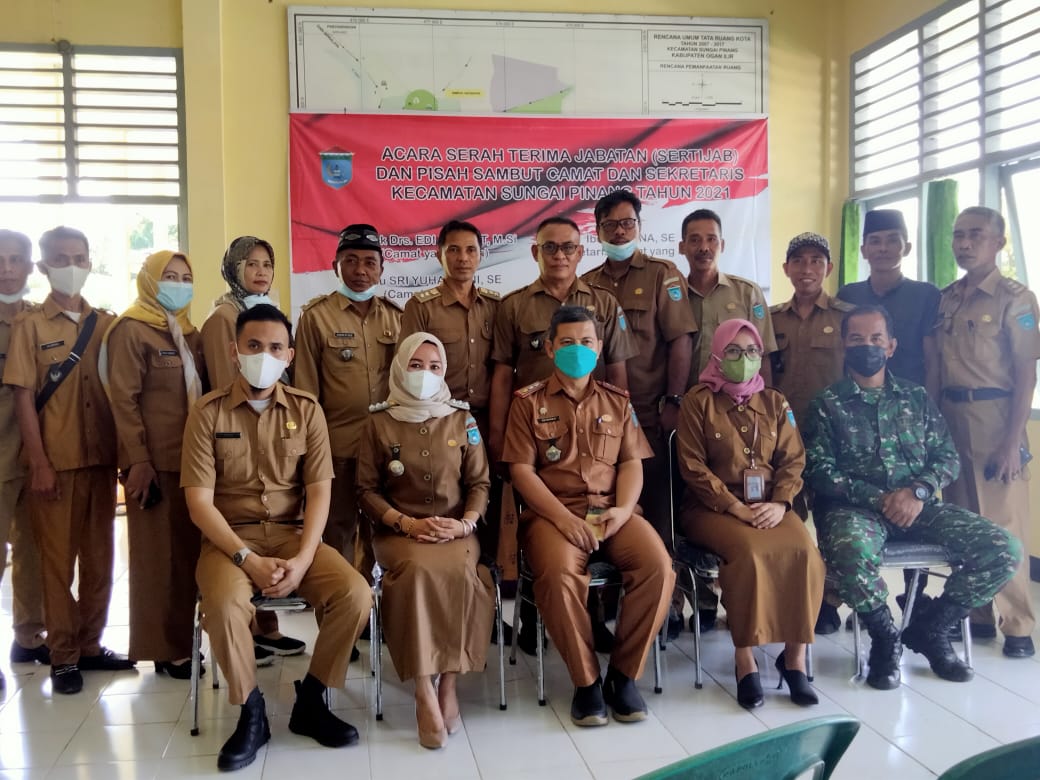 Camat Sri Yuharleni, Edi Rahmat dan para Kades pose bersama