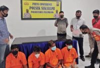 Diduga oknum Pegawai Negeri Sipil (PNS), NJ (46) dipergoki anggota Reserse Kriminal Polsek Sukarami saat tengah asik mengisap narkotika jenis sabu bersama tiga orang lainnya, KS (29), RE (22), dan RI (27). 