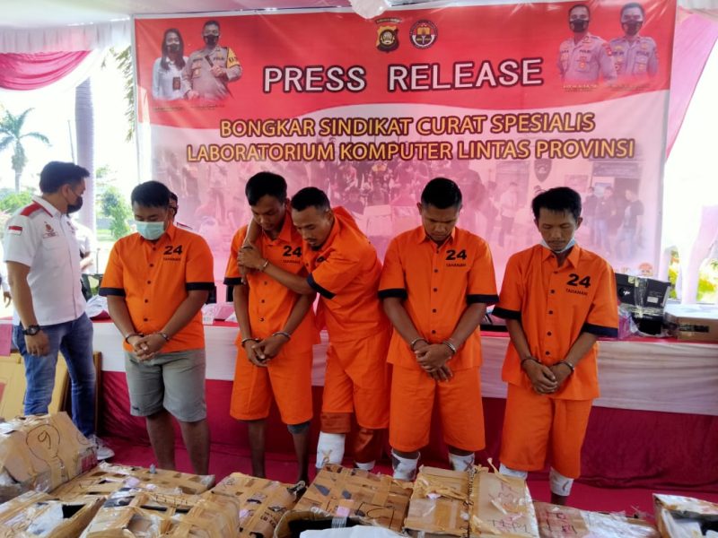 Lima tersangka pencurian Komputer di sejumlah sekolah tingkat SMP dan SMA di Kabupaten Ogan Ilir dan lintas Provinsi berhasil diungkap Polres Ogan Ilir. 