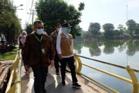 Wakil Walikota Palembang Fitrianti Agustinda meninjau kolam retensi yang berlokasi di samping RS Siti Khadijah