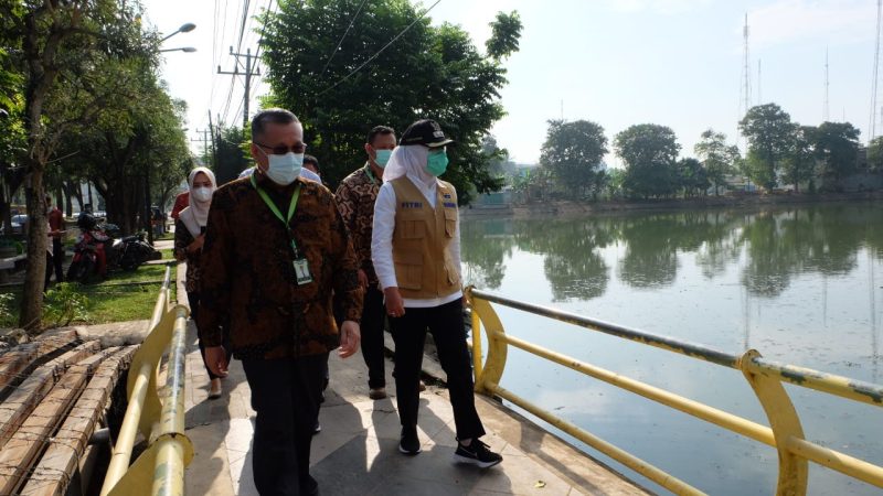 Wakil Walikota Palembang Fitrianti Agustinda meninjau kolam retensi yang berlokasi di samping RS Siti Khadijah