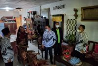 Ketua PGRI Sumsel Ahmad Zulinto mengunjungi dan memberikan langung bantuan kepada Washintin Aritonang (72) selaku Musisi, siswa SMPN 57 Palembang dan SMA, Jumat (25/6/2021). 