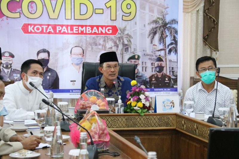 Walikota Palembang H Harnojoyo melakukan rapat monitoring perkembangan melalui Video Conference (Vidcon) Via Aplikasi Zoom Cloud Meeting bersama Menteri Koordinator Bidang Kemaritiman dan Investasi (Menko Marves) Luhut Binsar Pandjaitan.