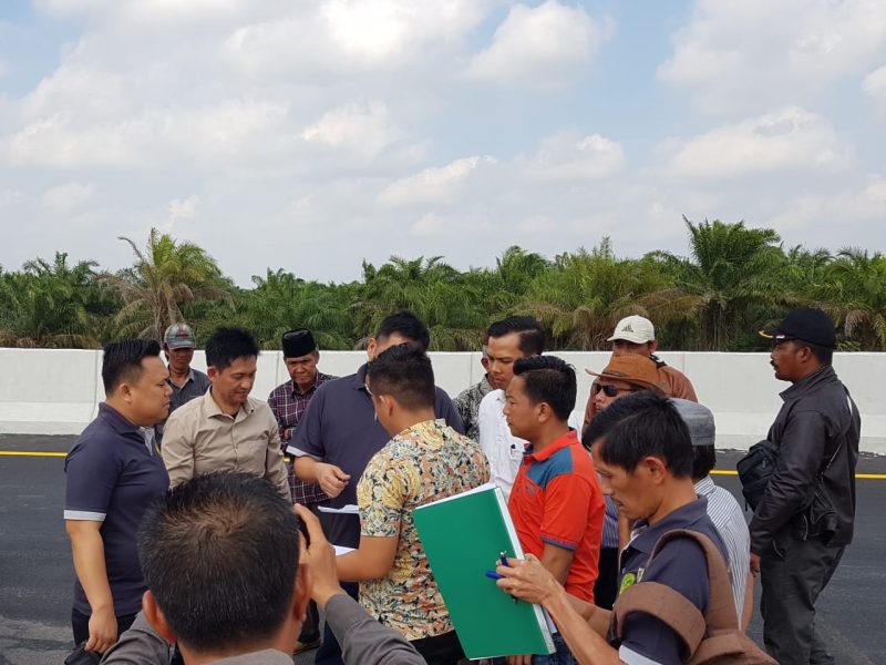 WARGA Desa Kagungan Dalam Kecamatan Simpang Pematang Kabupaten Mesuji - Lampung menjerit. Sebab sudah empat tahun uang ganti rugi tanah mereka yang terkena jalan tol, belum dibayar ke mereka.