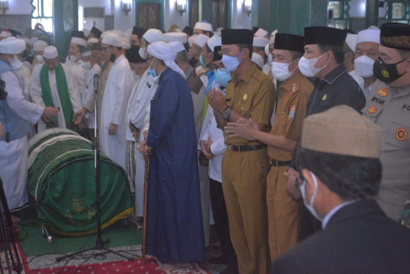  Walikota Palembang Harnojoyo mengikuti Salat Jenazah almarhum KH Ahmad Nawawi Dencik Al-Hafidzd di Masjid Agung Palembang, Senin 28 Juni 2022.