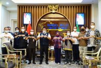 Gubernur Herman Deru saat menerima Tim dan Panitia Event Palembang Triatlhon 2021 dari Kementerian Pariwisata dan Kreatif/Badan Pariwisata dan Ekonomi Kreatif RI di Ruang Tamu Gubernur Sumsel, Kamis (17/6).