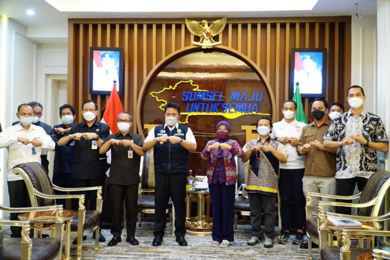 Gubernur Herman Deru saat menerima Tim dan Panitia Event Palembang Triatlhon 2021 dari Kementerian Pariwisata dan Kreatif/Badan Pariwisata dan Ekonomi Kreatif RI di Ruang Tamu Gubernur Sumsel, Kamis (17/6).