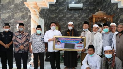 Gubernur Herman Deru melakukan safari Jumat di masjid Al Muhajirin Komplek Bumi Sriwijaya Indah (BSI) Jalan Soekarno Hatta Palembang, Jum'at (18/6).