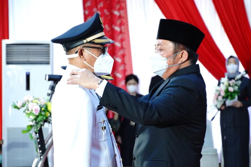 Gubernur Sumsel H. Herman Deru atas nama Presiden melantik pasangan Ir H Heri Amalindo MM sebagai Bupati dan Drs Soemarjono sebagai Wakil Bupati Penukal Abab Lematang Ilir (PALI) bertempat di Griya Agung Palembang, Jumat (18/6) petang.