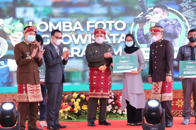 Gubernur Provinsi Sumatera Selatan (Sumsel) H Herman Deru membuka pameran Agrowisata Pagaralam dalam rangka HUT Kota Pagaralam ke-20 Tahun 2021, bertempat di halaman SMAN 1 Kota Pagaralam, Senin (21/6) pagi.