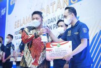 Gubernur H Herman Deru memberikan hadiah kepada pemenang ketiga Lomba Ide Kreatif Dispora Provinsi Sumsel