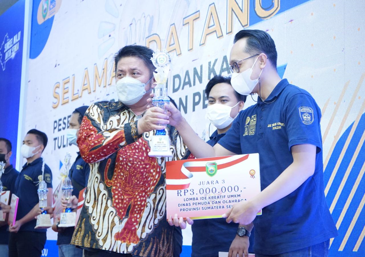 Gubernur H Herman Deru memberikan hadiah kepada pemenang ketiga Lomba Ide Kreatif Dispora Provinsi Sumsel