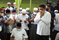 Gubernur Herman Deru ikut langsung menghadiri prosesi pemakaman almarhum di Pondok Pesantren Thafizh Putra Ahlul Quran, Senin (28/06).    