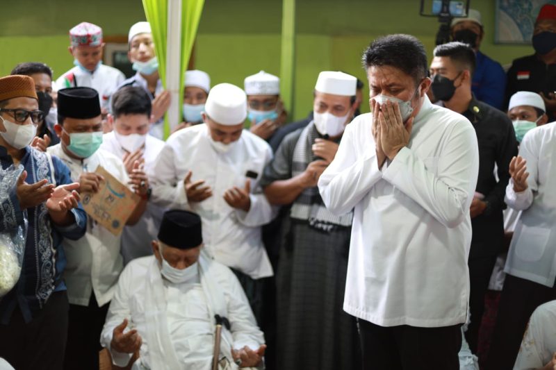 Gubernur Herman Deru ikut langsung menghadiri prosesi pemakaman almarhum di Pondok Pesantren Thafizh Putra Ahlul Quran, Senin (28/06).    