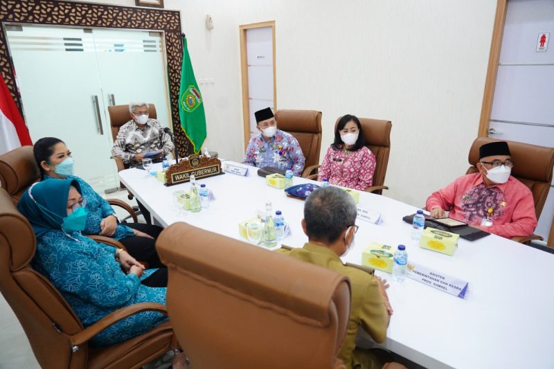 Wakil Gubernur Provinsi Sumatera Selatan (Sumsel), H Mawardi Yahya didampingi Plh Sekda Akhmad Najib menghadiri rapat koordinasi (Rakor) penanganan, pengendalian COVID-19 dan percepatan realisasi insentif bagi tenaga kesehatan (Nakes) di daerah, rakor digelar secara virtual di Command Center Kantor Gubernur, Selasa (29/6).    