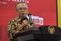 Ketua Dewan Komisioner OJK Wimboh Santoso saat memberikan keterangan pers usai Rapat Terbatas mengenai Hilirisasi Ekonomi Digital, Kamis (10/06) sore, di Jakarta