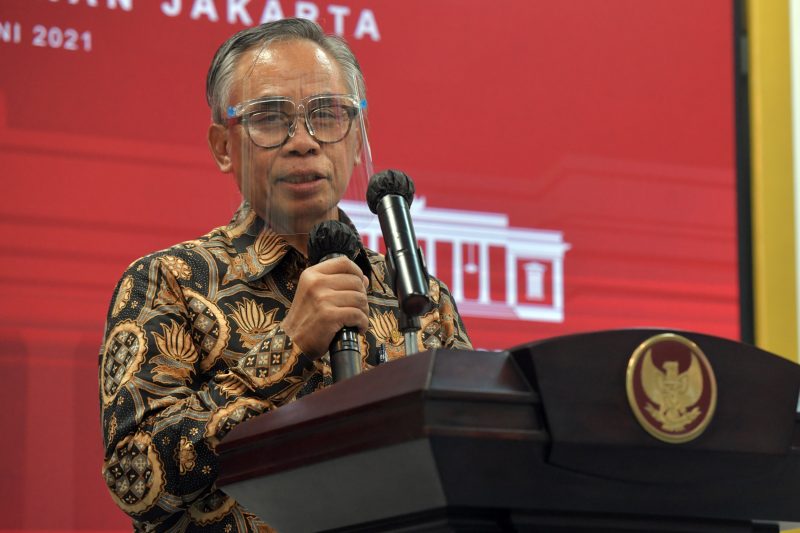 Ketua Dewan Komisioner OJK Wimboh Santoso saat memberikan keterangan pers usai Rapat Terbatas mengenai Hilirisasi Ekonomi Digital, Kamis (10/06) sore, di Jakarta