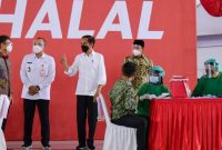 Presiden Jokowi saat meninjau pelaksanaan vaksinasi massal di Indoor Stadium, Sport Center Kelapa Dua, Kabupaten Tangerang, Banten, Rabu (09/06)