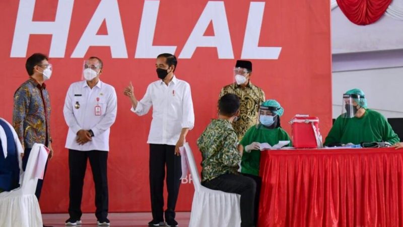 Presiden Jokowi saat meninjau pelaksanaan vaksinasi massal di Indoor Stadium, Sport Center Kelapa Dua, Kabupaten Tangerang, Banten, Rabu (09/06)