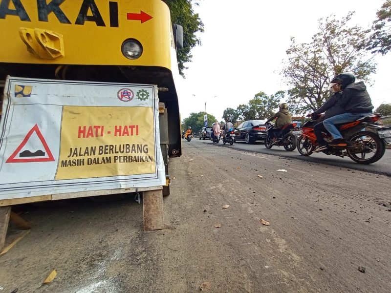 Ruas jalan rusak di Palembang