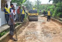 Wakil Wali Kota Palembang, Fitrianti Agustinda meninjau jalan rusak di Kelurahan Sukodadi