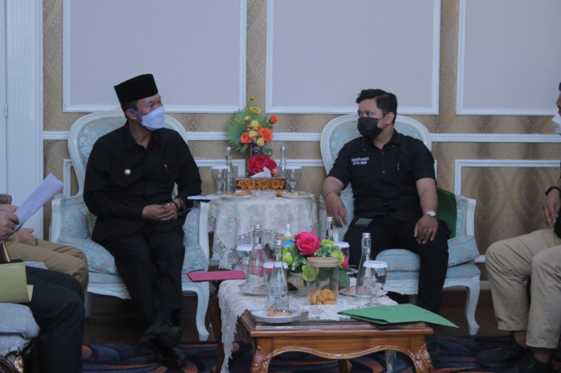 Forum Kedai dan Cafe Palembang Bersatu (FKPB) melakukan audiensi dengan Walikota Palembang H Harnojoyo terkait pemberlakuan aturan pembatasan dan penindakan Protokol Kesehatan