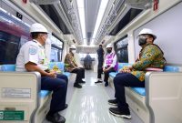 Presiden Jokowi didampingi Menhub Budi Karya Sumadi saat meninjau progres pembangunan LRT Jabodebek, Rabu (09/06)