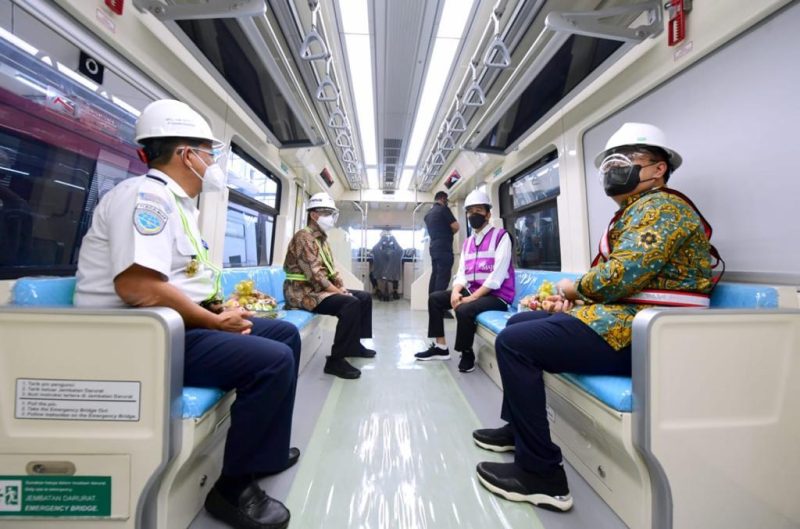 Presiden Jokowi didampingi Menhub Budi Karya Sumadi saat meninjau progres pembangunan LRT Jabodebek, Rabu (09/06)