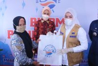 Pemberian paket ikan segar dan makanan olahan ikan kepada masyarakat, Jumat (11/6) di Kantor Camat Alang Alang Lebar