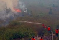 Petugas tengah memadamkan api, photo Humas Polda Sumsel.