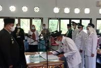 Bupati Musi Banyuasin Dr Dodi Reza Alex Noerdin melalui Camat Lais Demoon Herdian Eka Suza SSTP MSi melantik 6 Penjabat Kepala Desa dalam Kecamatan Lais di aula Kecamatan Lais, Jumat (18/06/2021), siang.