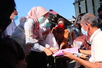 Wakil Wali Kota Palembang, Fitrianti Agustinda mengunjungi rumah reyot milik warga Jalan Aiptu Wahab Lorong Sawah Kelurahan Tuan Kentang Kecamatan Jakabaring, Komarudin (77)