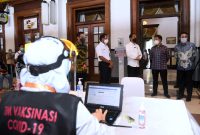 Presiden Jokowi saat meninjau vaksinasi COVID-19 yang dilakukan di Stasiun Bogor, Jabar, beberapa waktu lalu.