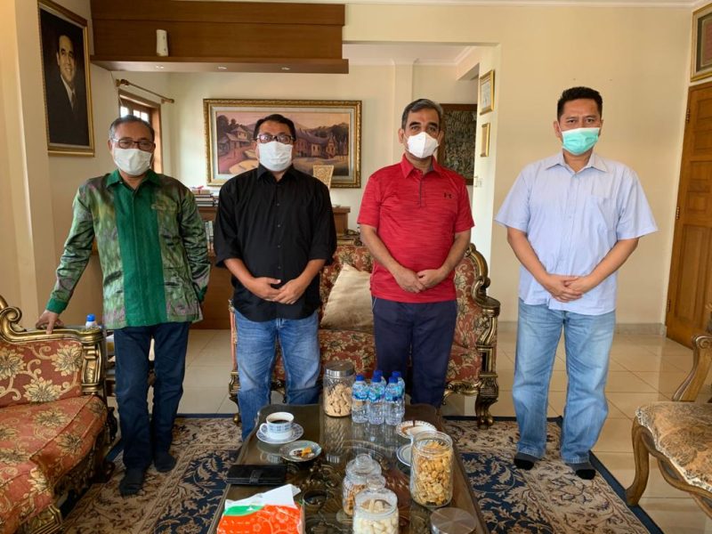 Ketua Umum Serikat Media Siber Indonesia (SMSI) Firdaus berkunjung ke kediaman Wakil Ketua MPR RI, Ahmad Muzani, Minggu (20/6)