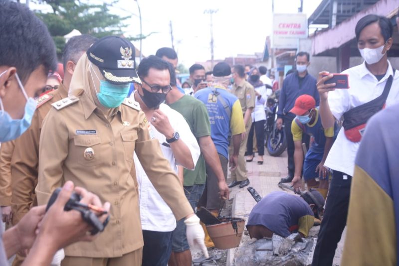 Wakil Wali Kota Palembang, Fitrianti Agustinda meninjau infrastuktur di kawasan Tuan Kentang