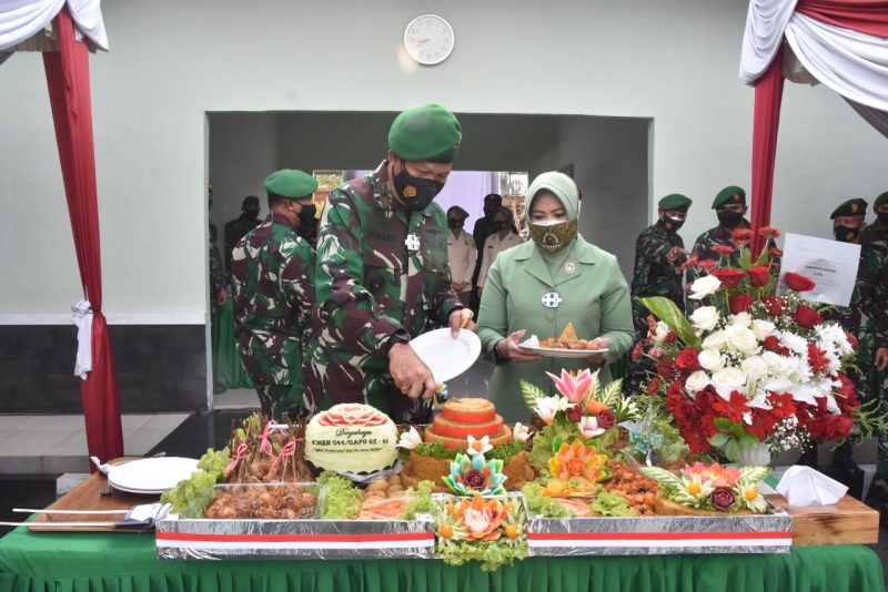 Momen syukuran yang digelar di halaman Makorem 044/Gapo ini bersamaan dengan prosesi wisuda atau pelepasan 77 anggota TNI AD yang memasuki masa pensiun, Rabu (30/6)