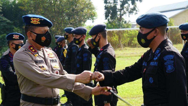 Kapolda Sumsel Irjen Pol Prof Dr Eko Indra Heri S MM didampingi Wakapolda Sumsel Brigjen Pol Rudi Setiawan SIK SH MH dan PJU Polda melepas Personel Brimob BKO untuk penanganan Karhutla,  Sumsel di lapangan Sepak Bola Pakri, Jumat (9/7/2021).
