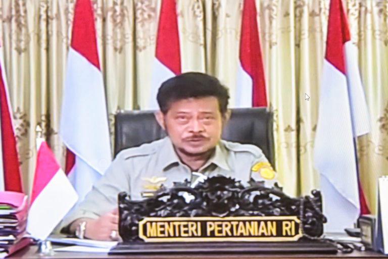 Menteri Pertanian Syahrul Yasin Limpo memberikan keterangan pers usai mengikuti Rapat Terbatas mengenai Pinjaman KUR Pertanian melalui konferensi video, Senin (26/07)